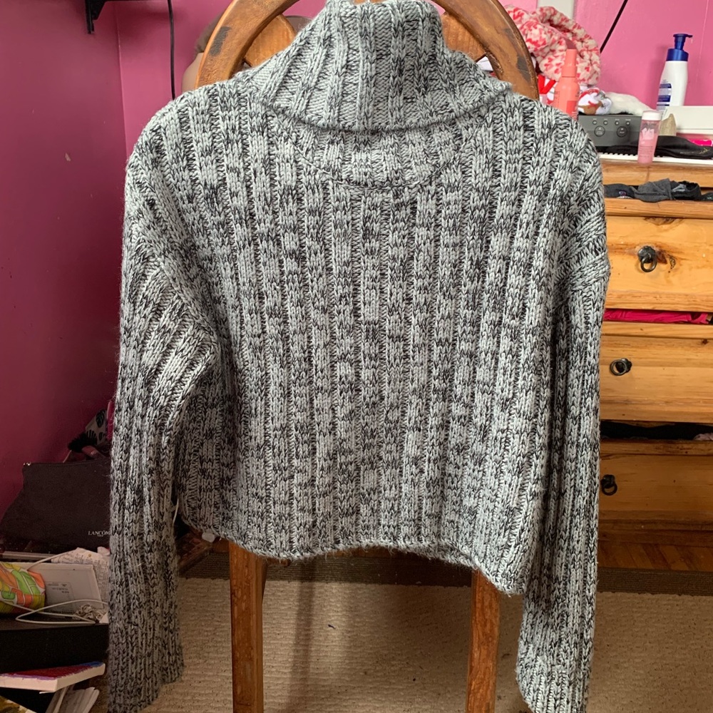 Urban Outfitters cropped turtleneck sweater🖤💖